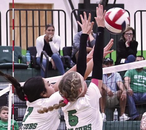Clifton senior Brianna Gonzalez (7) and junior Camy Barsh (5) battle at the net against Grandview last Friday. Photo courtesy of Brett Voss’ The Sports Buzz